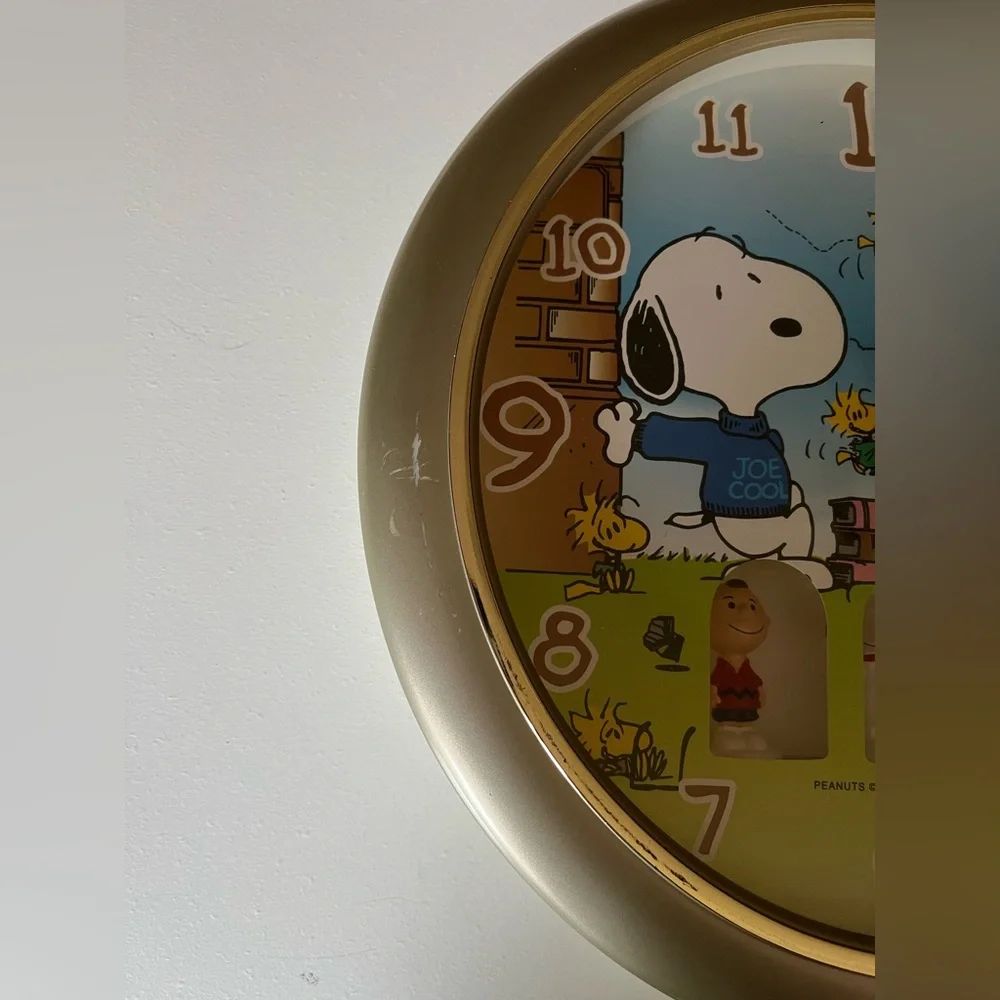 Vintage Peanuts & Friends Wall Clock with figures Charlie Brown Snoopy Rare